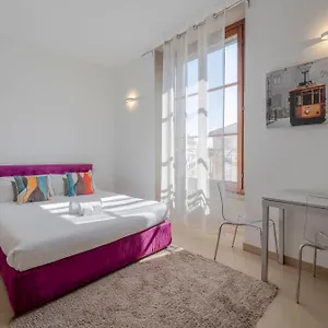 https://the-middle-house-navigli-nel-cuore-dei-navigli.italymilanhotels.net
